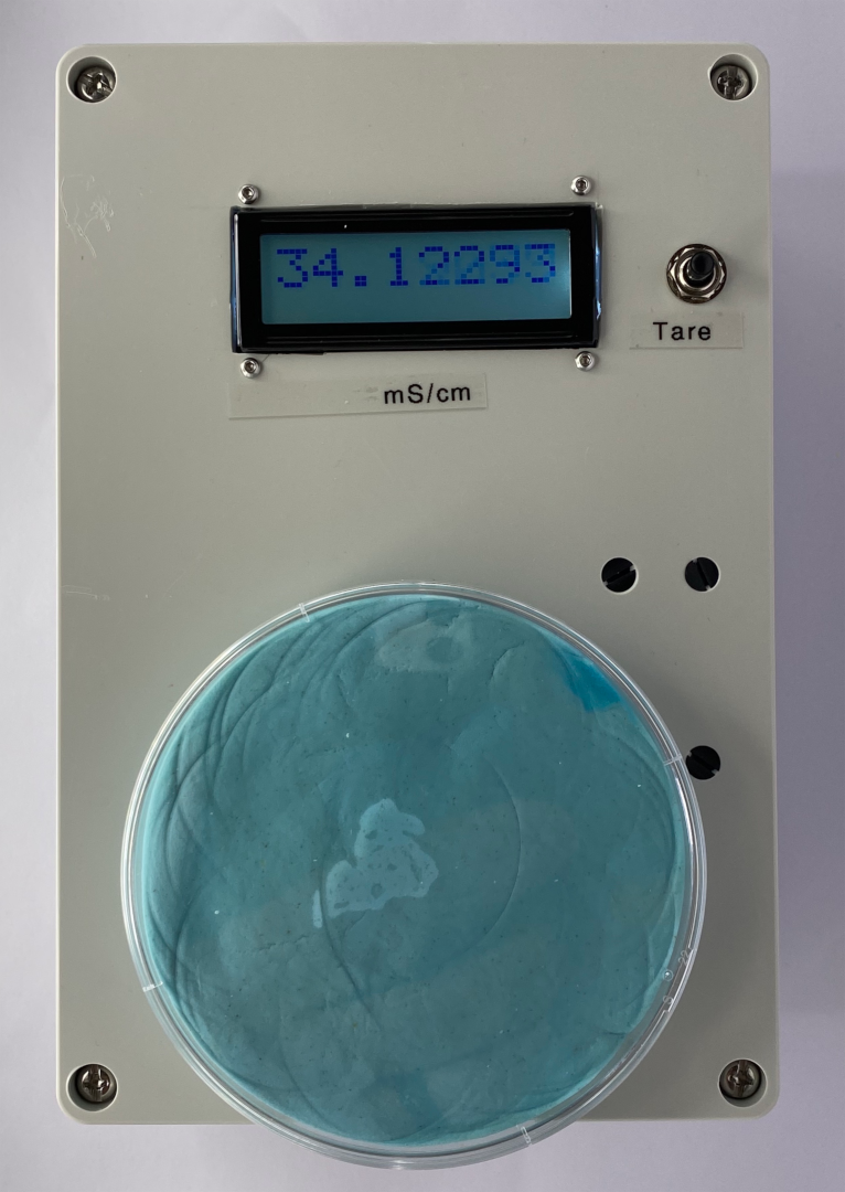 TC-X1 showing a reading of 30.97 mS/cm with cyan plah-doh in a petri dish on the sensor