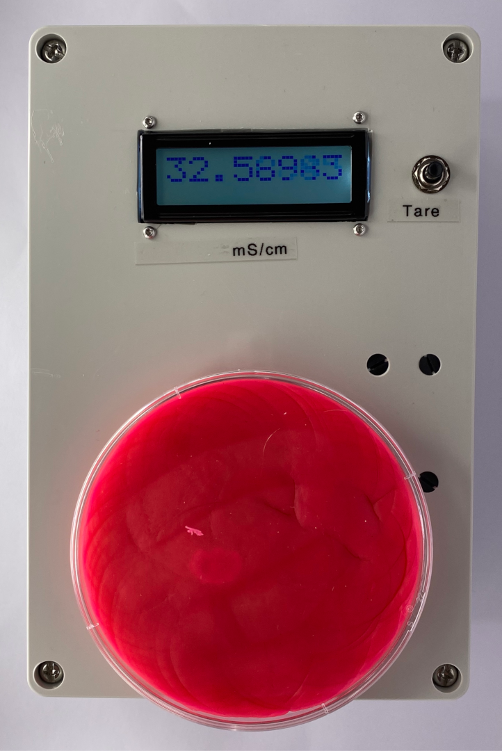 TC-X1 showing a reading of 31.76 mS/cm with pink plah-doh in a petri dish on the sensor