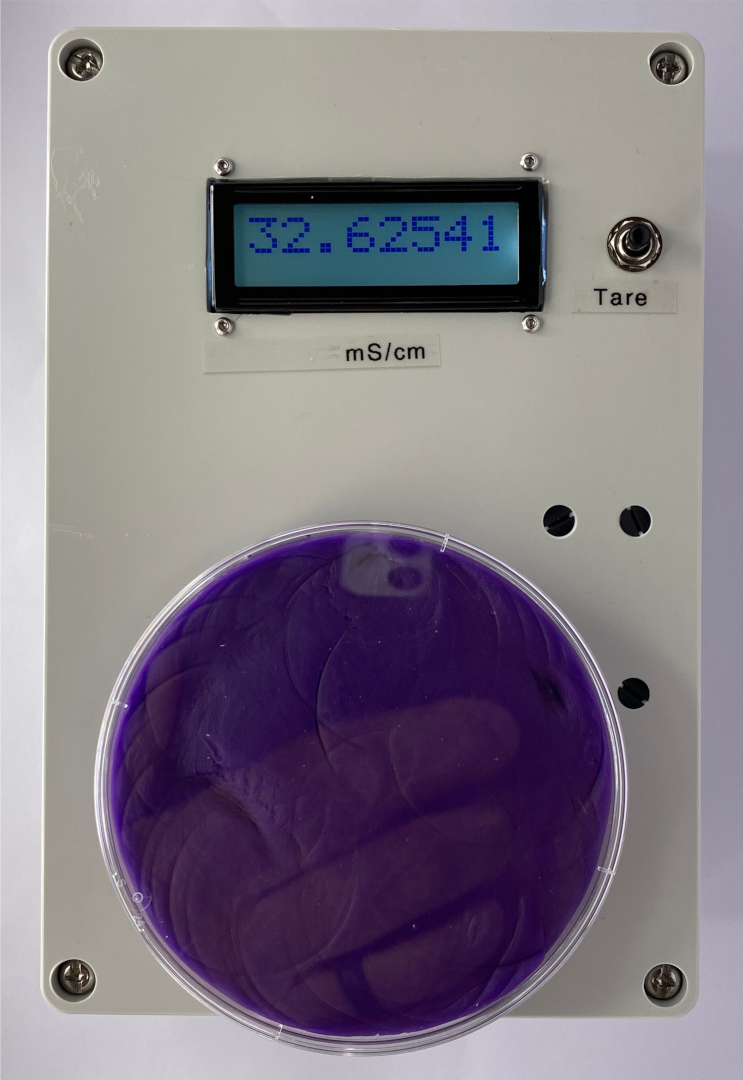 TC-X1 showing a reading of 30.33 mS/cm with purple plah-doh in a petri dish on the sensor